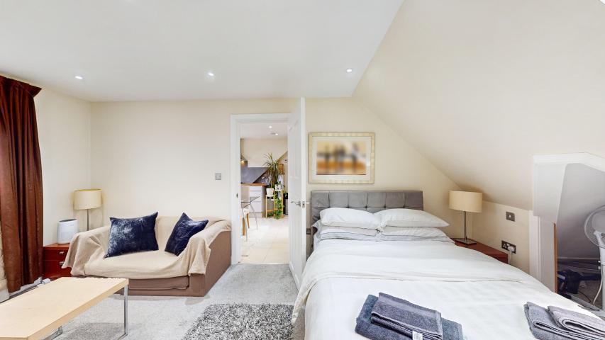 Modern Apartment Greenfield Gardens , London